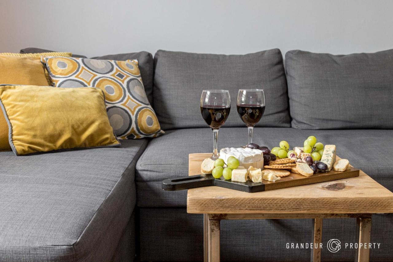 Quirky Newly Renovated With Parking - Cobalt Levels Apartment *