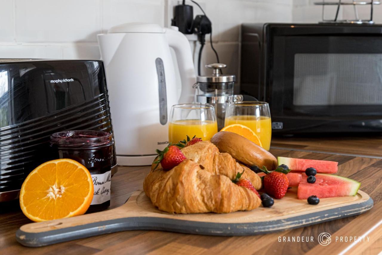 Quirky Newly Renovated With Parking - Cobalt Levels Apartment *