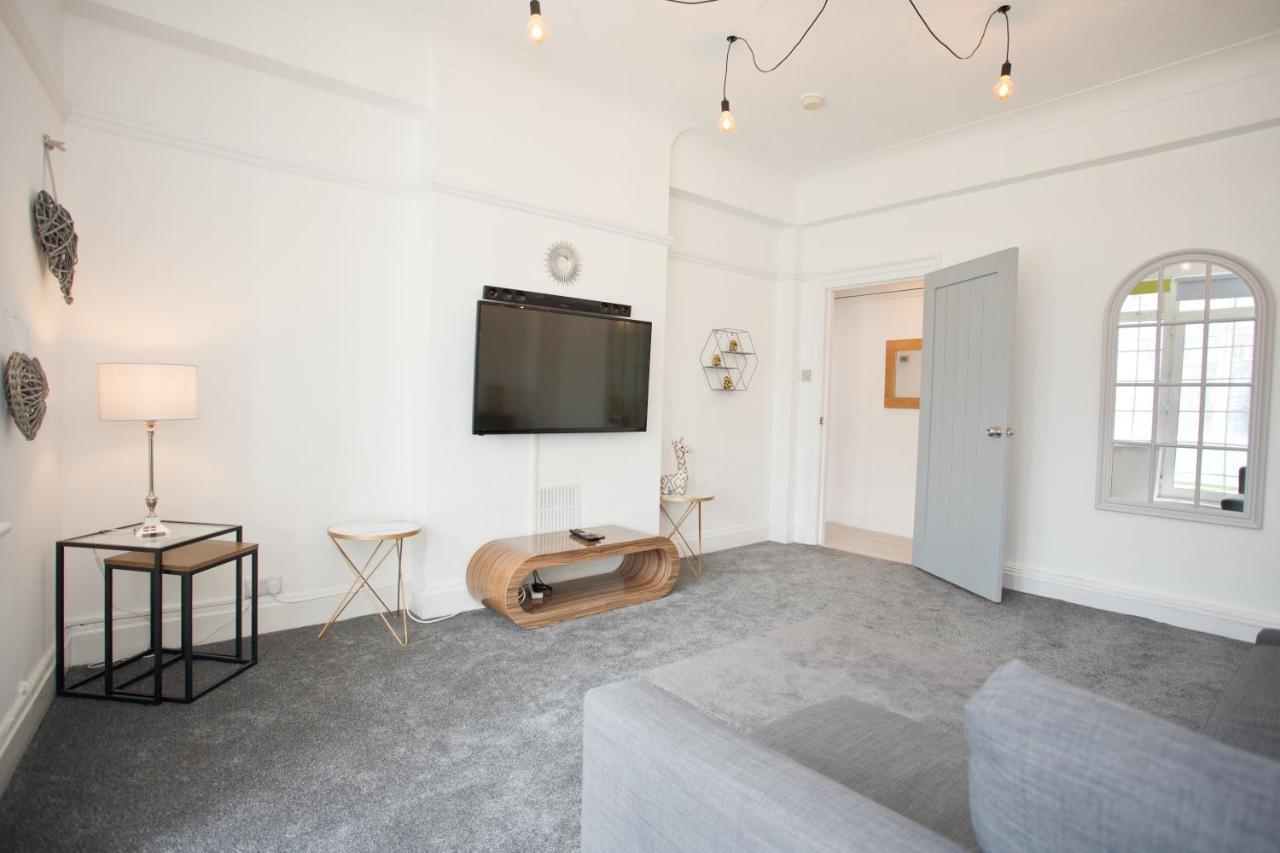 Richmond Views - Prime Town Centre Location - Close To The Beach! *