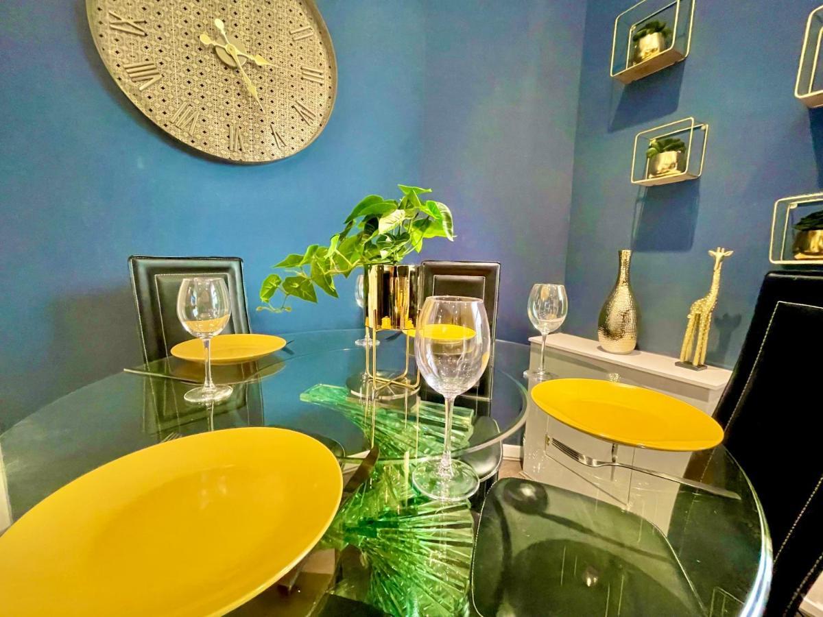 Apartment Cozy Two Bedroom - A Stroll From Gardens To - With Parking