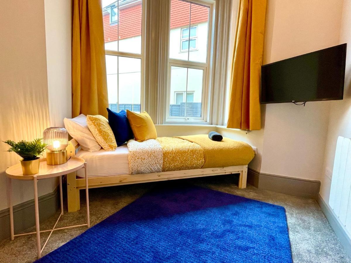 Coastal Charm: Stylish 2-bedroom Near Apartment