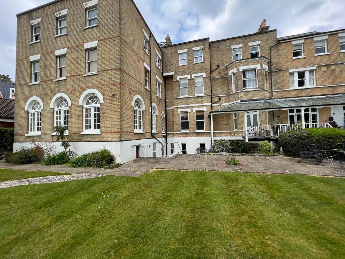 Arncott - Large Studio Flat With Outdoor Pool * Bournemouth