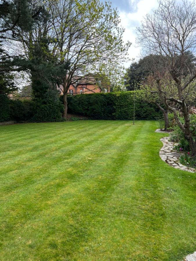 Arncott - Large Studio Flat With Outdoor Pool Apartment *