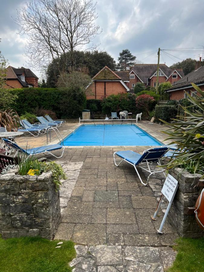 Arncott - Large Studio Flat With Outdoor Pool * Bournemouth