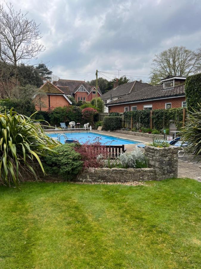 Arncott - Large Studio Flat With Outdoor Pool Bournemouth