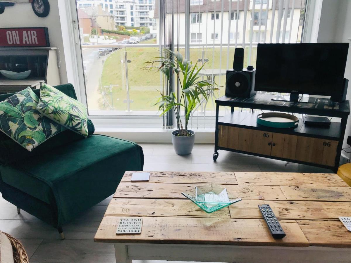 Surfers View. 2-bedroom By The Sea *