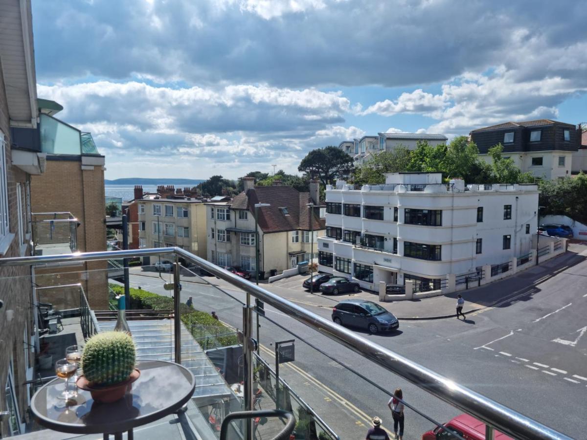 Surfers View. 2-bedroom By The Sea Apartment *
