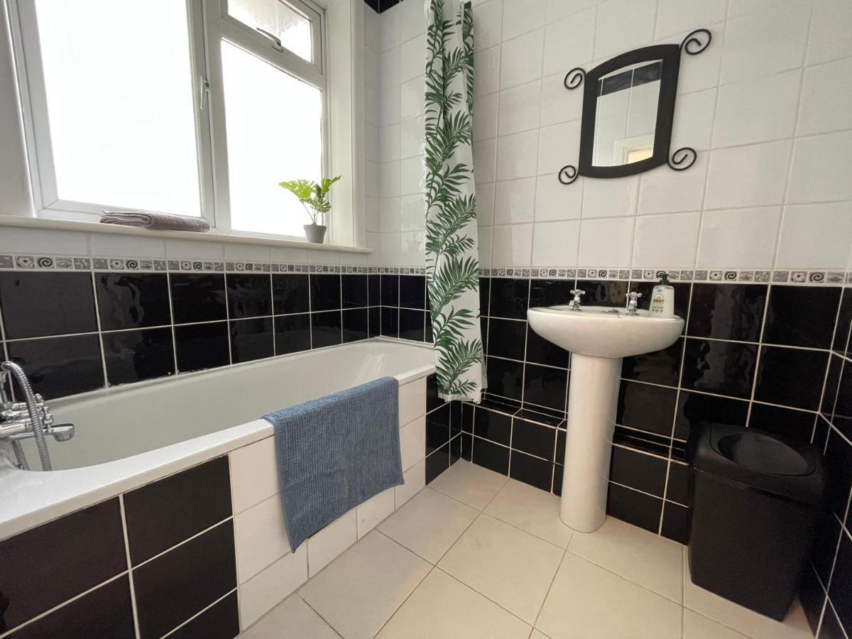 Apartment 3 Bedroom - Parking *