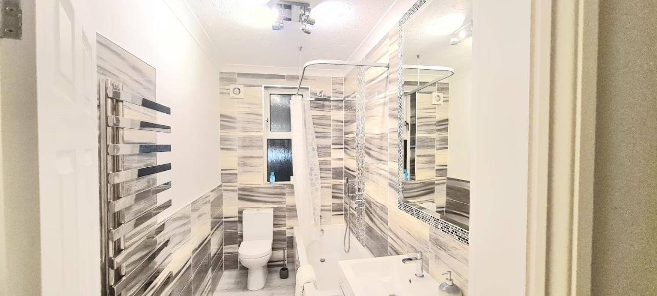 Apartment Spacious 3 Bed Flat Near The Sea With Parking *