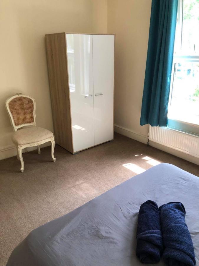 Apartment Great Location - Spacious 2 Bed With Off Road Parking. *