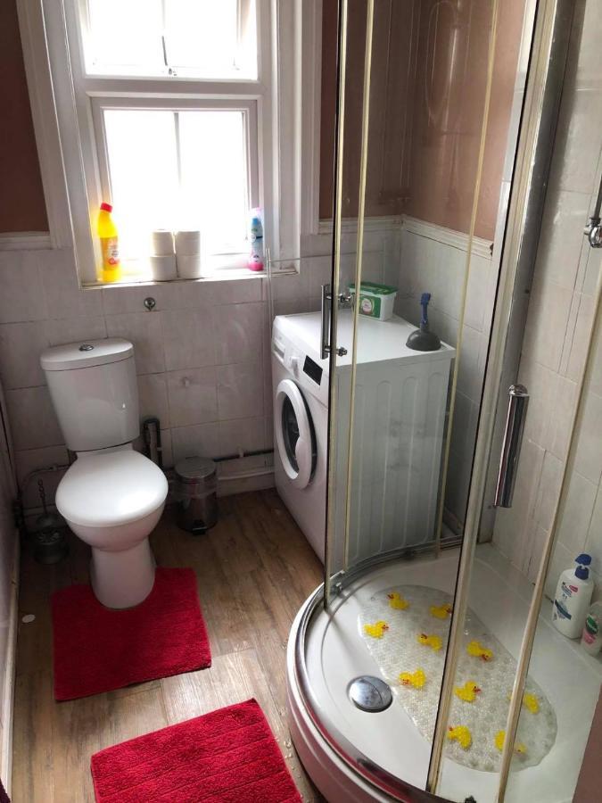 Great Location - Spacious 2 Bed With Off Road Parking. *