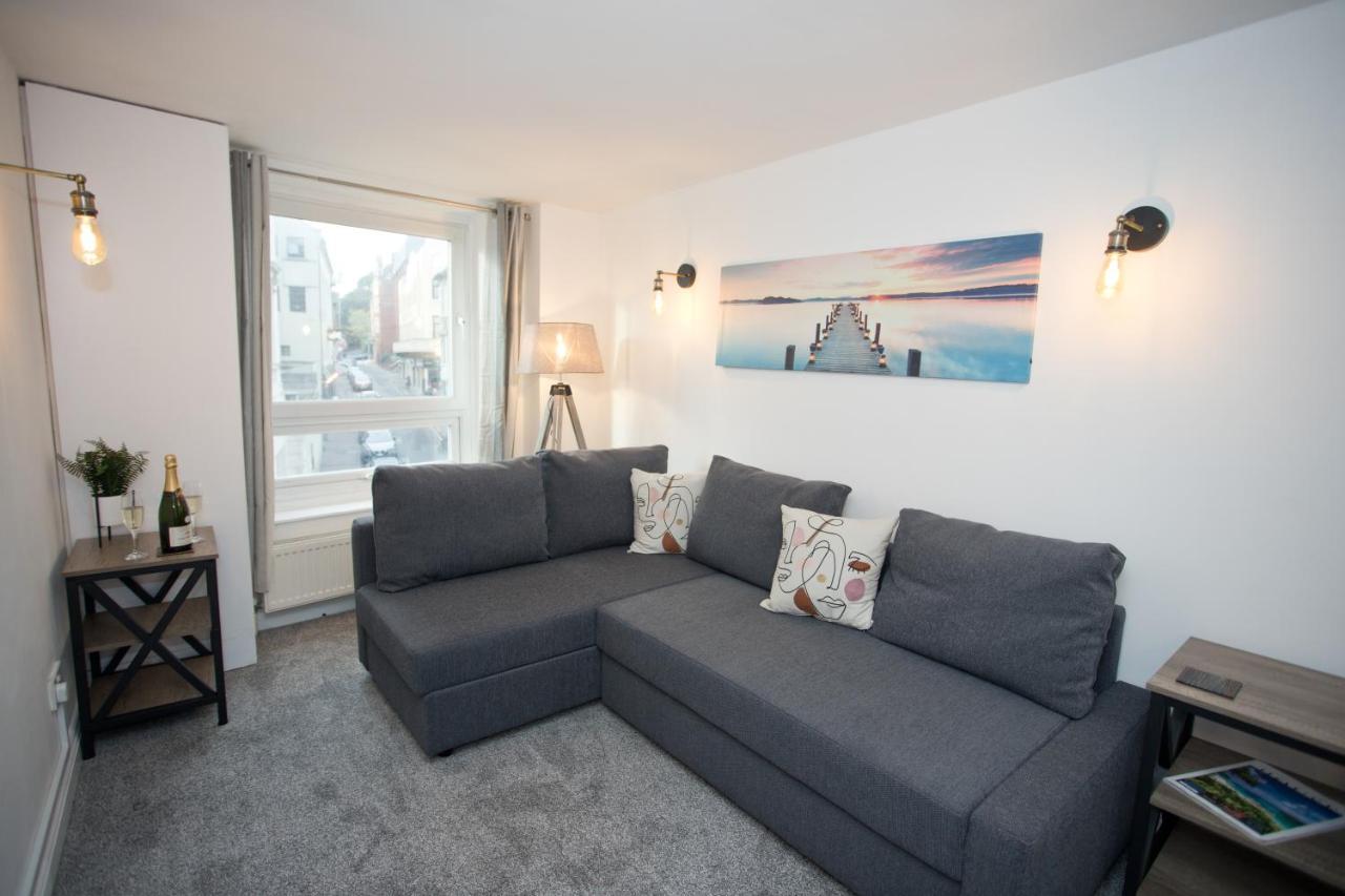 Bank - Prime Town Centre Location - Close To The Beach! *