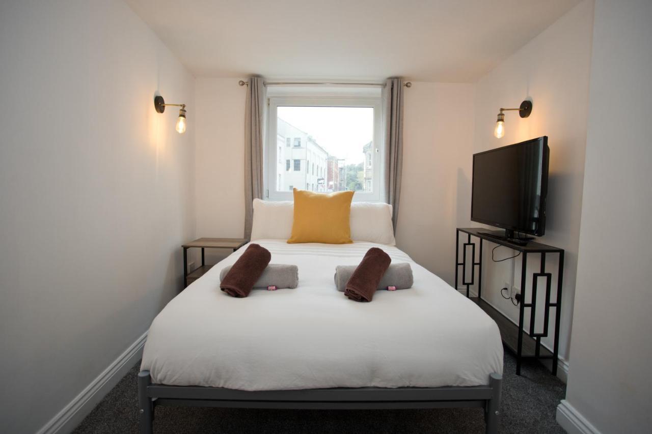 Apartment Bank - Prime Town Centre Location - Close To The Beach! *