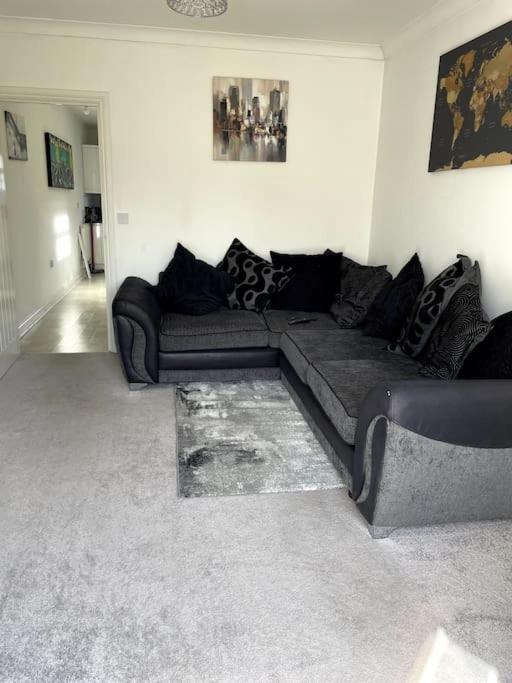 Entire 2bed Semi In Redhill W-garden/parking/wifi *