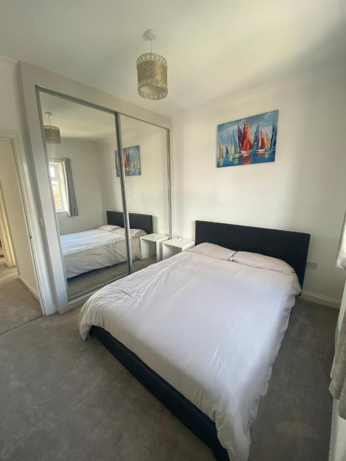 Entire 2bed Semi In Redhill W-garden/parking/wifi *