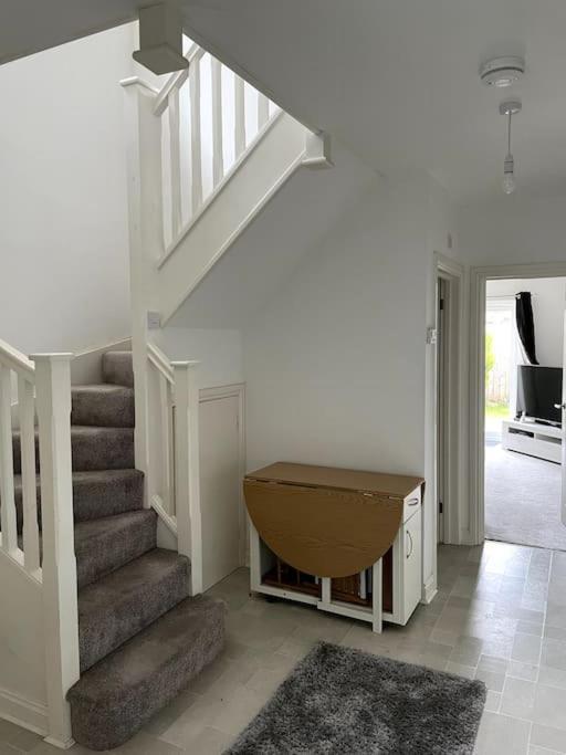 Entire 2bed Semi In Redhill W-garden/parking/wifi *