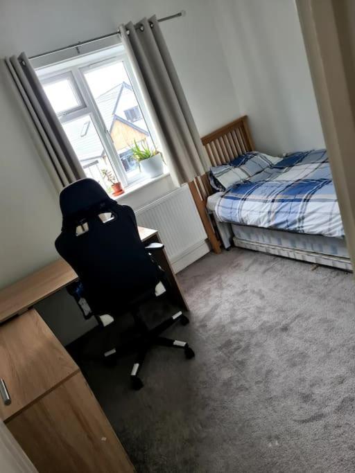 Entire 2bed Semi In Redhill W-garden/parking/wifi Bournemouth