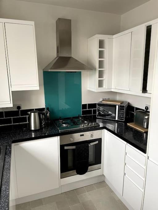 Entire 2bed Semi In Redhill W-garden/parking/wifi * Bournemouth