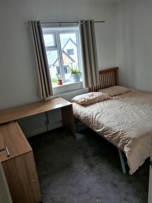 Entire 2bed Semi In Redhill W-garden/parking/wifi *