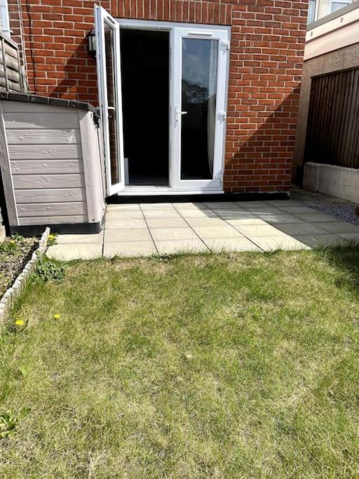 Holiday home Entire 2bed Semi In Redhill W-garden/parking/wifi *