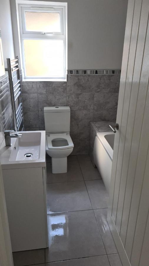 Holiday home Entire 2bed Semi In Redhill W-garden/parking/wifi *