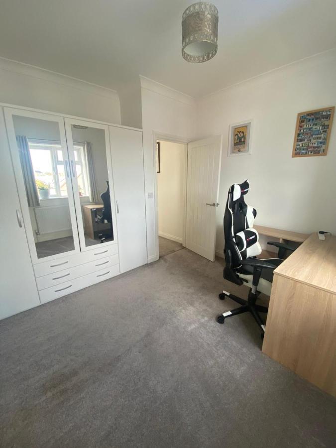 Holiday home Entire 2bed Semi In Redhill W-garden/parking/wifi