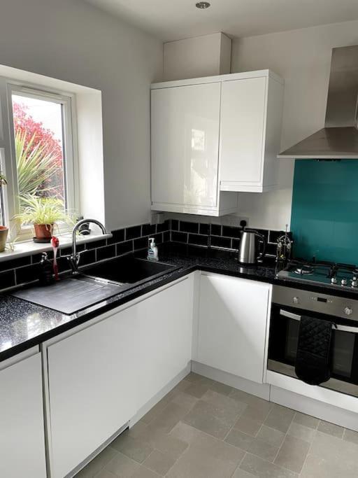 Entire 2bed Semi In Redhill W-garden/parking/wifi Holiday home *