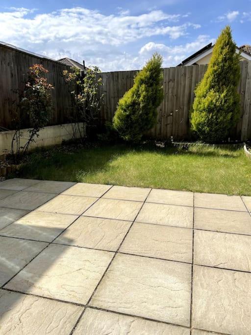 Entire 2bed Semi In Redhill W-garden/parking/wifi Holiday home *