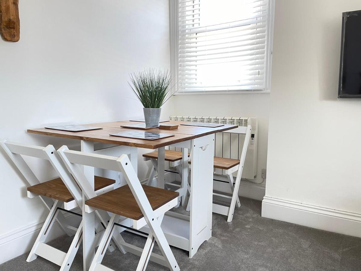 Light Airy 3 Bed Town Cntr Flat 700m To The