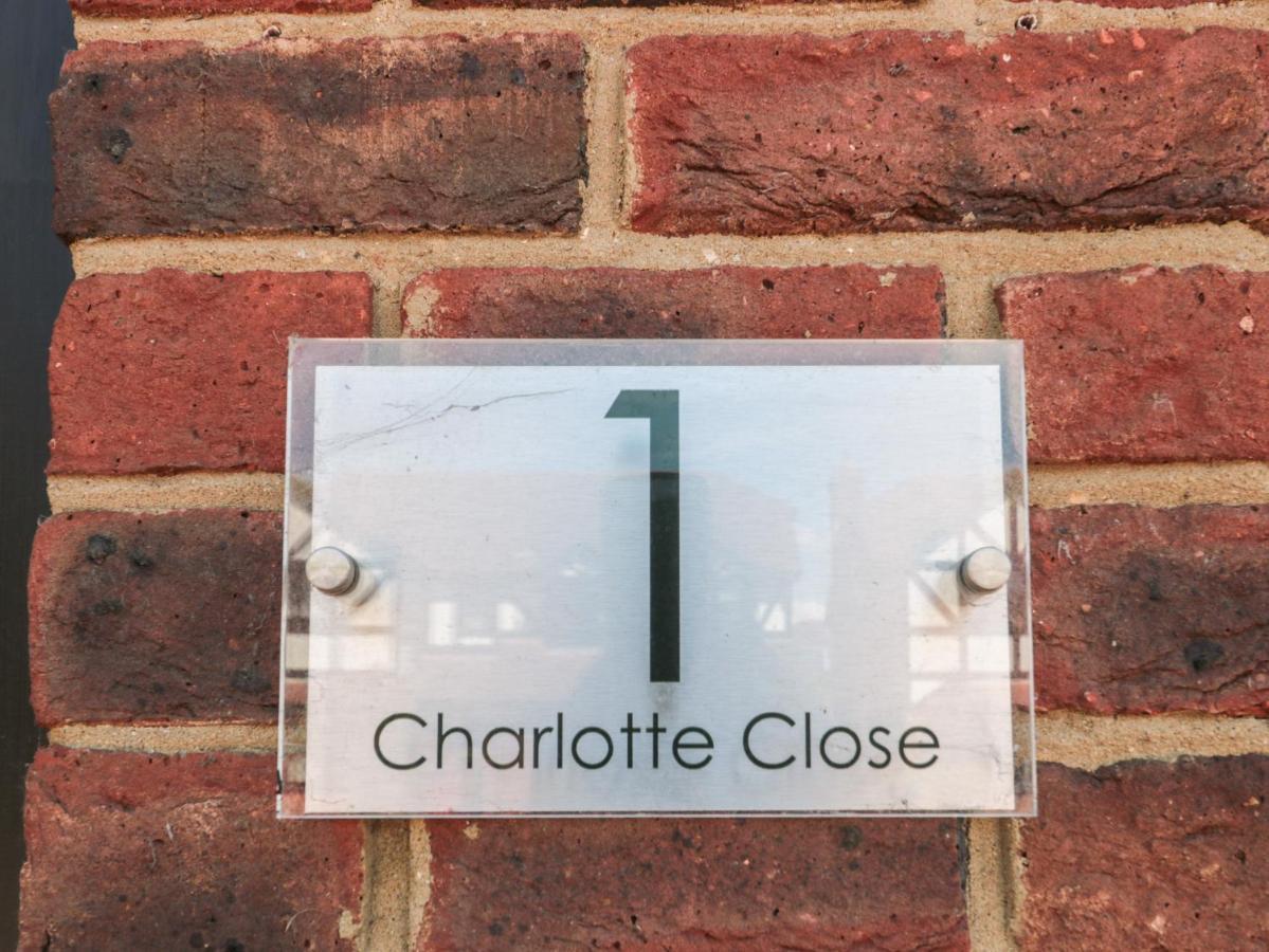 1 Charlotte Close Holiday home *