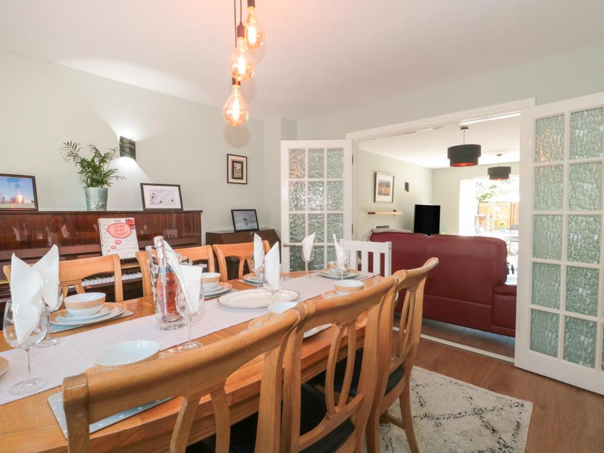 1 Charlotte Close Holiday home *