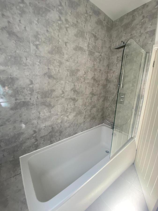 Entire 2bed Semi In Redhill W-garden/parking/wifi Holiday home Bournemouth