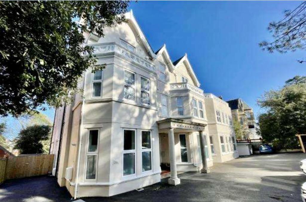 Superb 1 Bedroom Stylish App 1st Fl Sleeps 2 + 2 Apartment Bournemouth