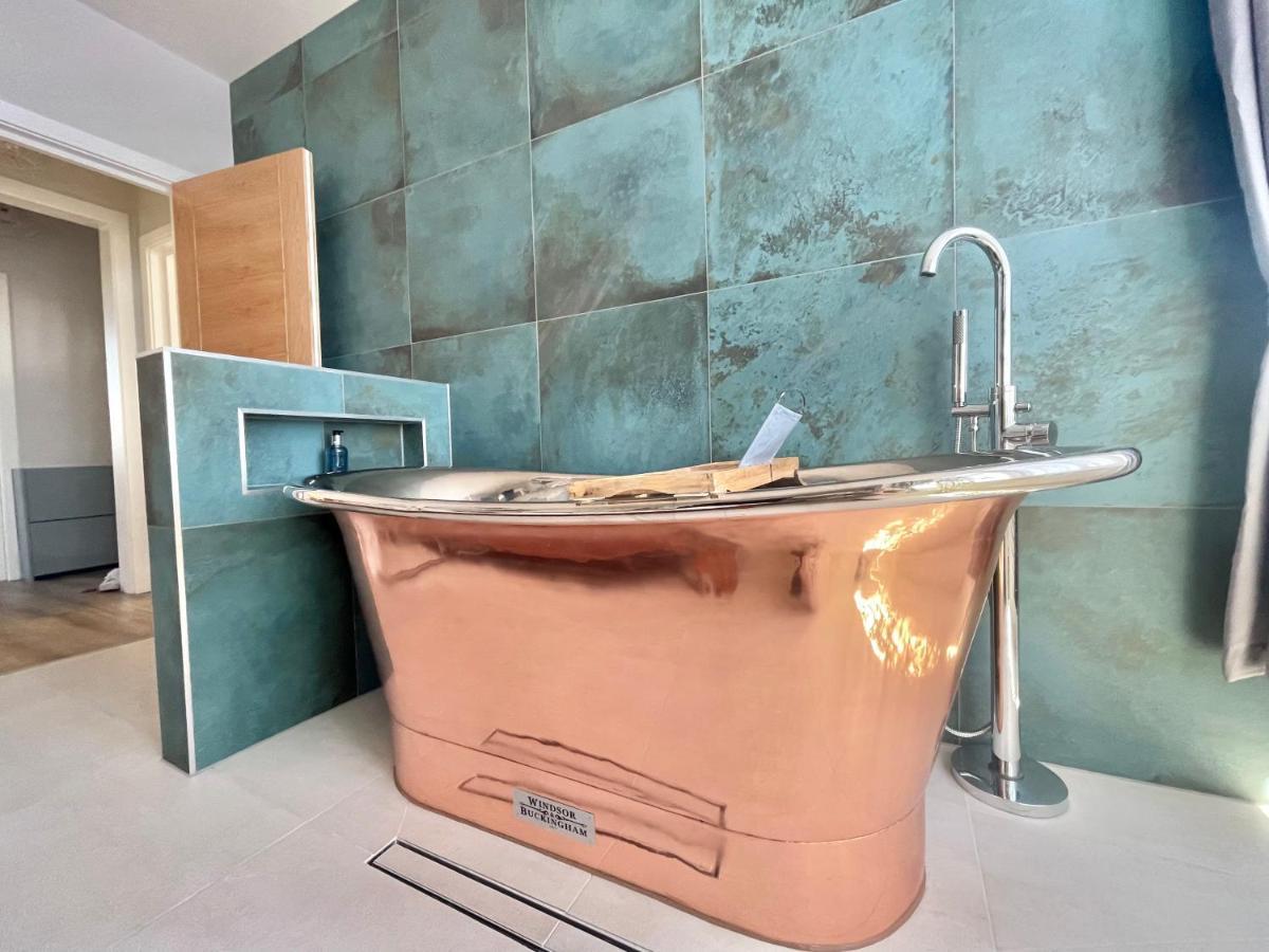 Coastline Retreats: Themed Seaside With Luxury Bath Apartment *
