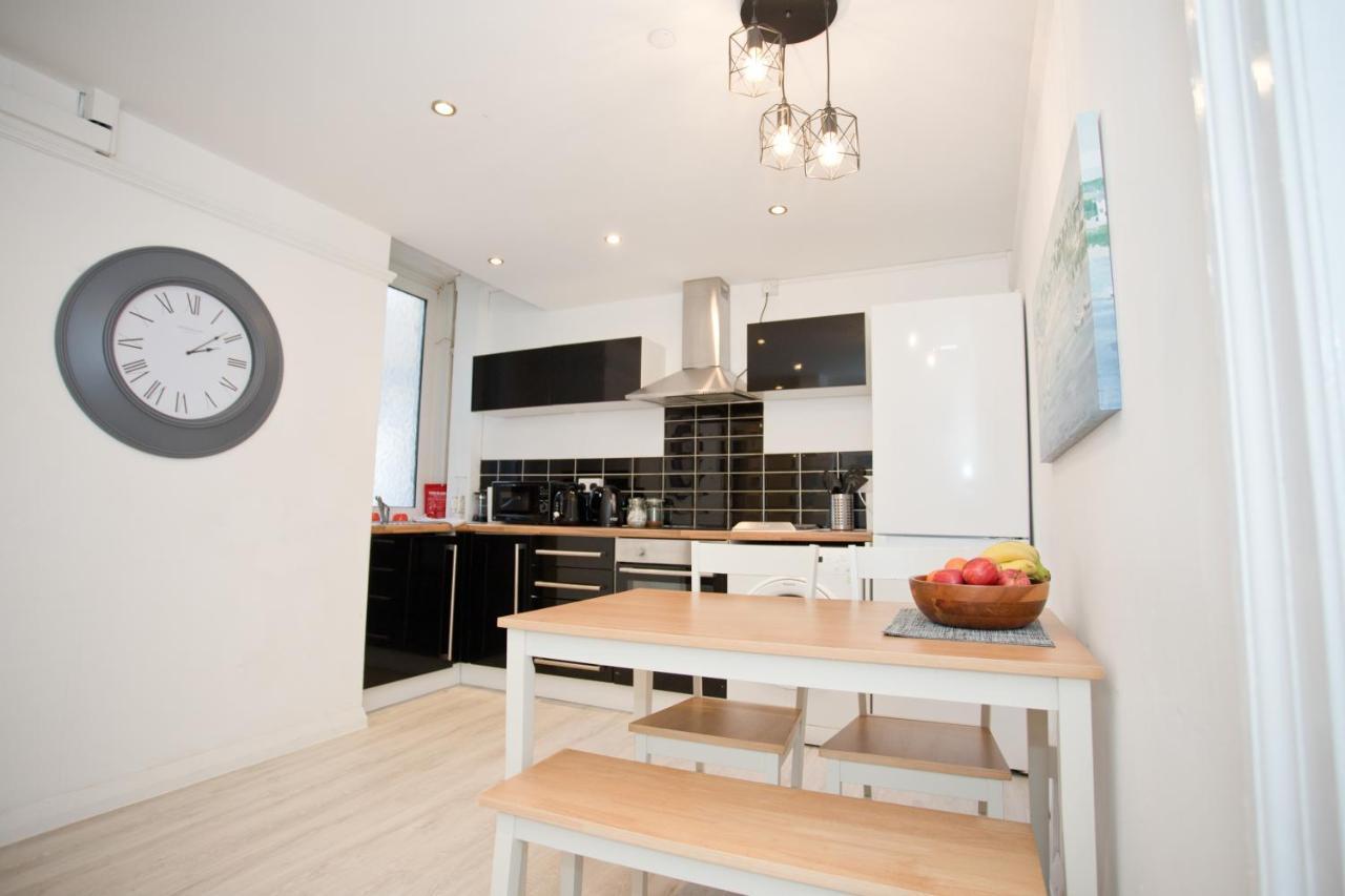 Richmond Views - Prime Town Centre Location - Close To The Beach! *