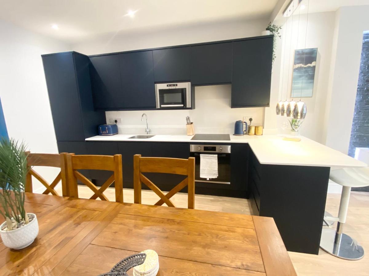 Coastline Retreats - Cloud9: Luxury Garden Flat With Modern Amenities Apartment