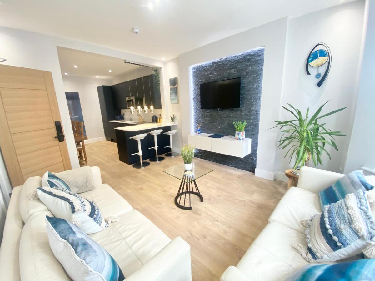 Coastline Retreats - Cloud9: Luxury Garden Flat With Modern Amenities