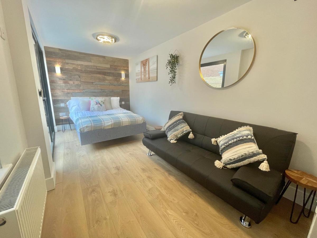 Coastline Retreats - Cloud9: Luxury Garden Flat With Modern Amenities Apartment