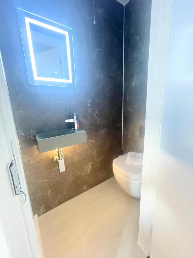 Coastline Retreats - Cloud9: Seafront Ensuite With Netflix Guest house