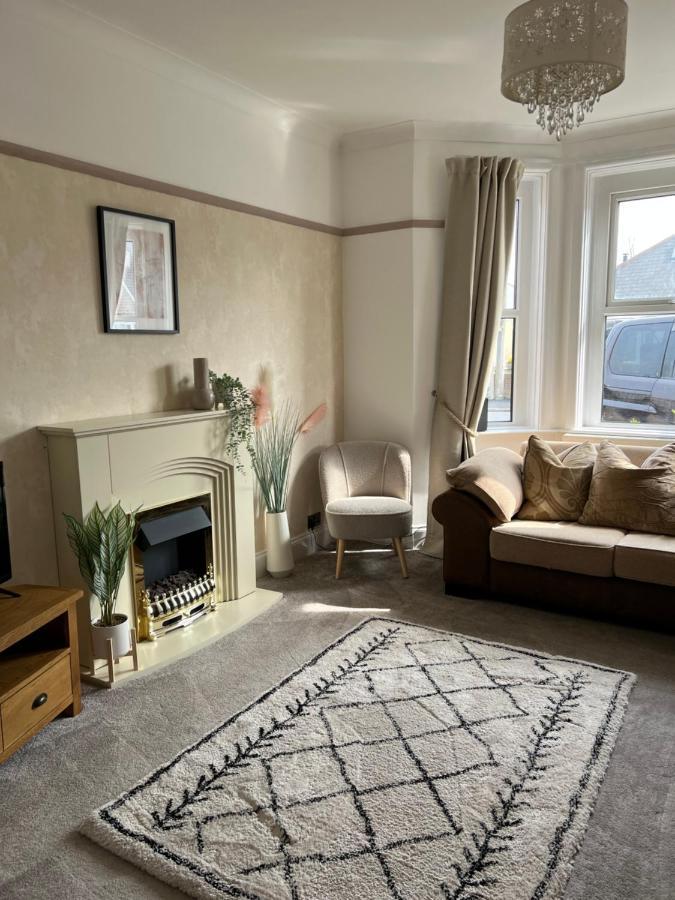 Holiday home Spacious 4 Bed Rooms, Parking, Garden And Near Parks, Beaches And *