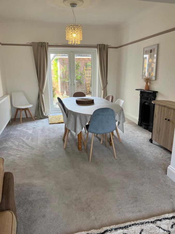 Spacious 4 Bed Rooms, Parking, Garden And Near Parks, Beaches And Holiday home