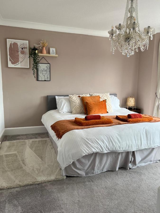 Spacious 4 Bed Rooms, Parking, Garden And Near Parks, Beaches And Bournemouth