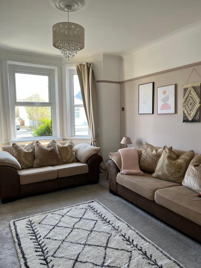 Spacious 4 Bed Rooms, Parking, Garden And Near Parks, Beaches And Holiday home *