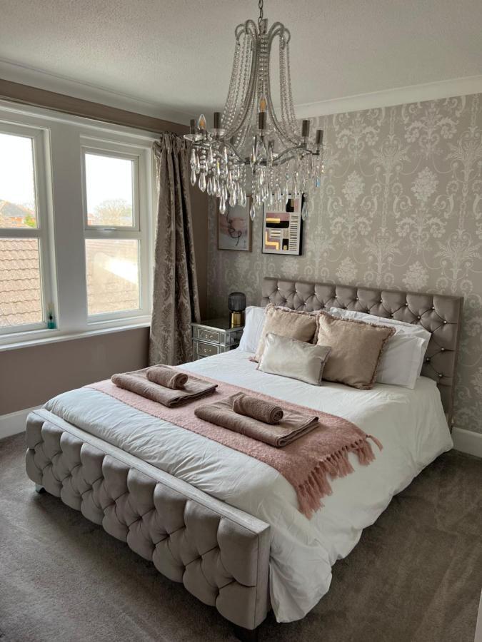 Holiday home Spacious 4 Bed Rooms, Parking, Garden And Near Parks, Beaches And Bournemouth