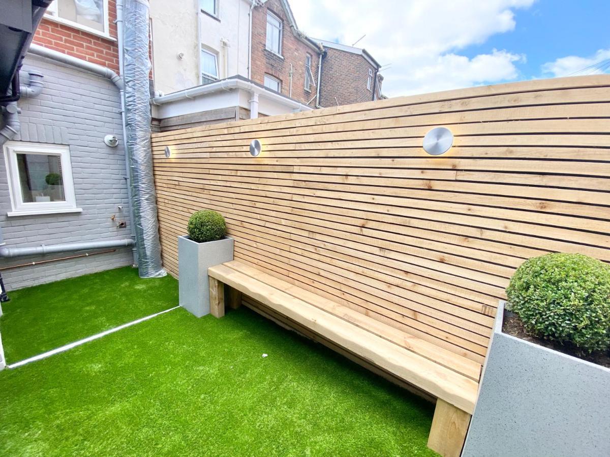 Coastline Retreats - Cloud9: Luxury Garden Flat With Modern Amenities *