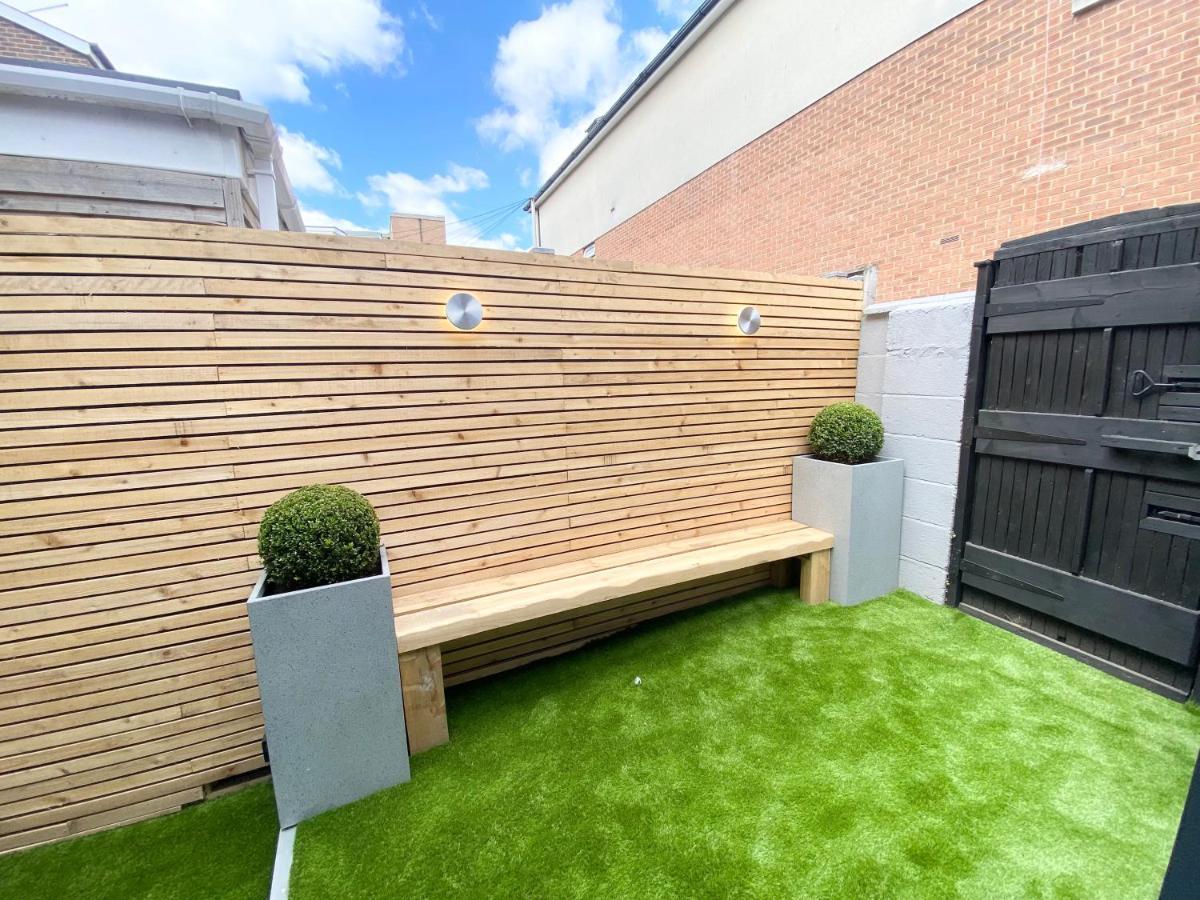 Coastline Retreats - Cloud9: Luxury Garden Flat With Modern Amenities *
