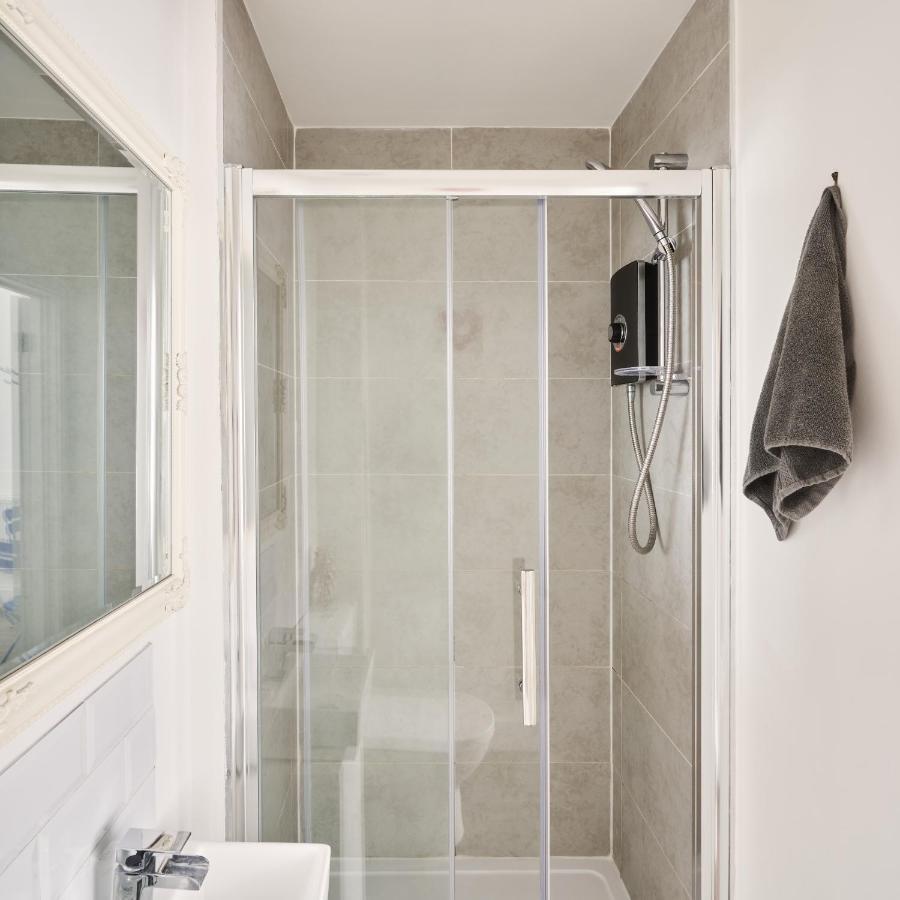 Apartment Modern Central Studio And One Bed Flats Close To The Beach *
