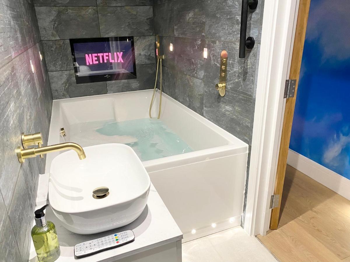 Guest house Coastline Retreats - Cloud9: Seafront Ensuite With Netflix *