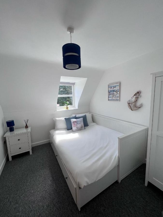 Centrally Located Boscombe Apart With Parking Apartment *