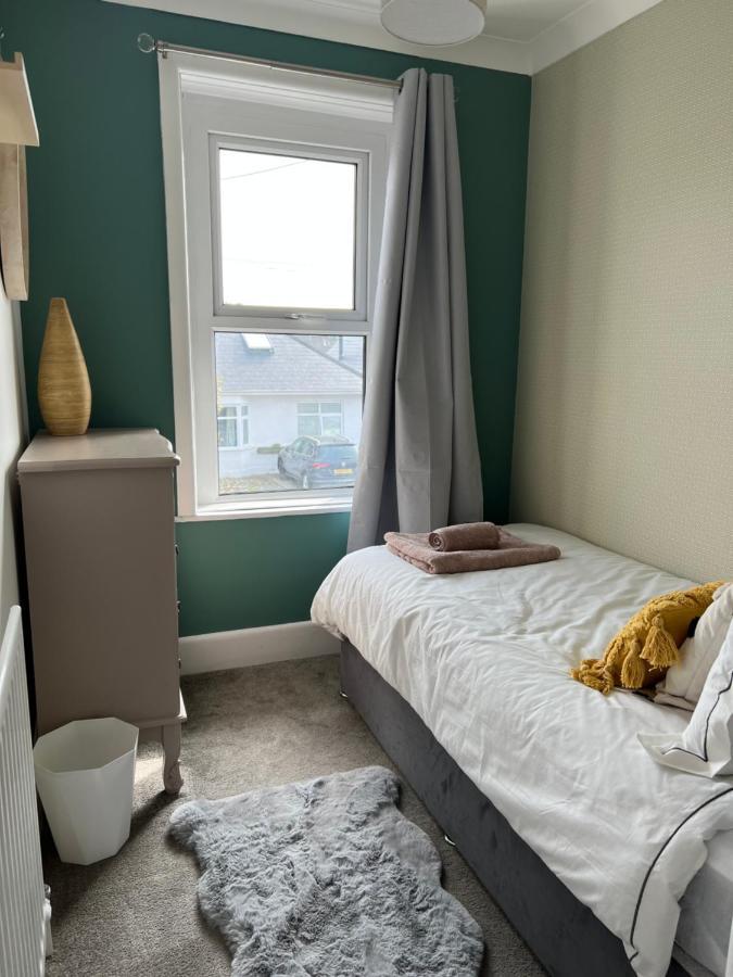 Spacious 4 Bed Rooms, Parking, Garden And Near Parks, Beaches And *
